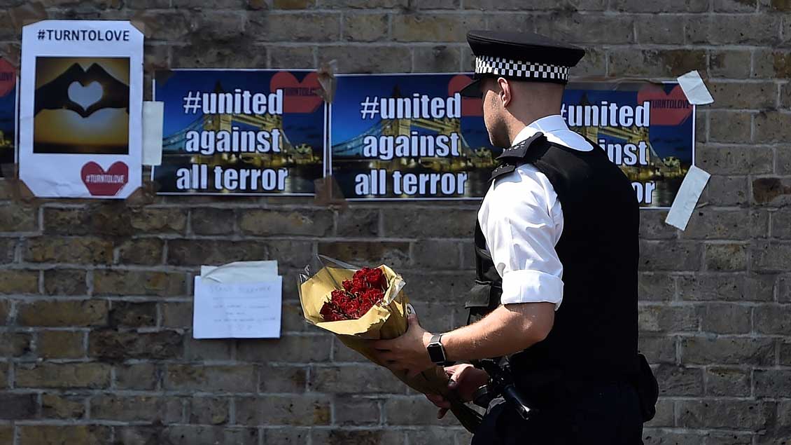 Ein Polizist mit Blumen.