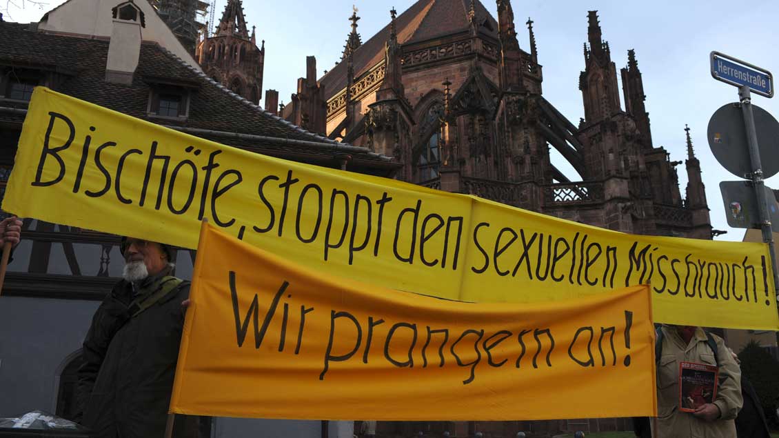Demonstration vor dem Freiburger Münster.