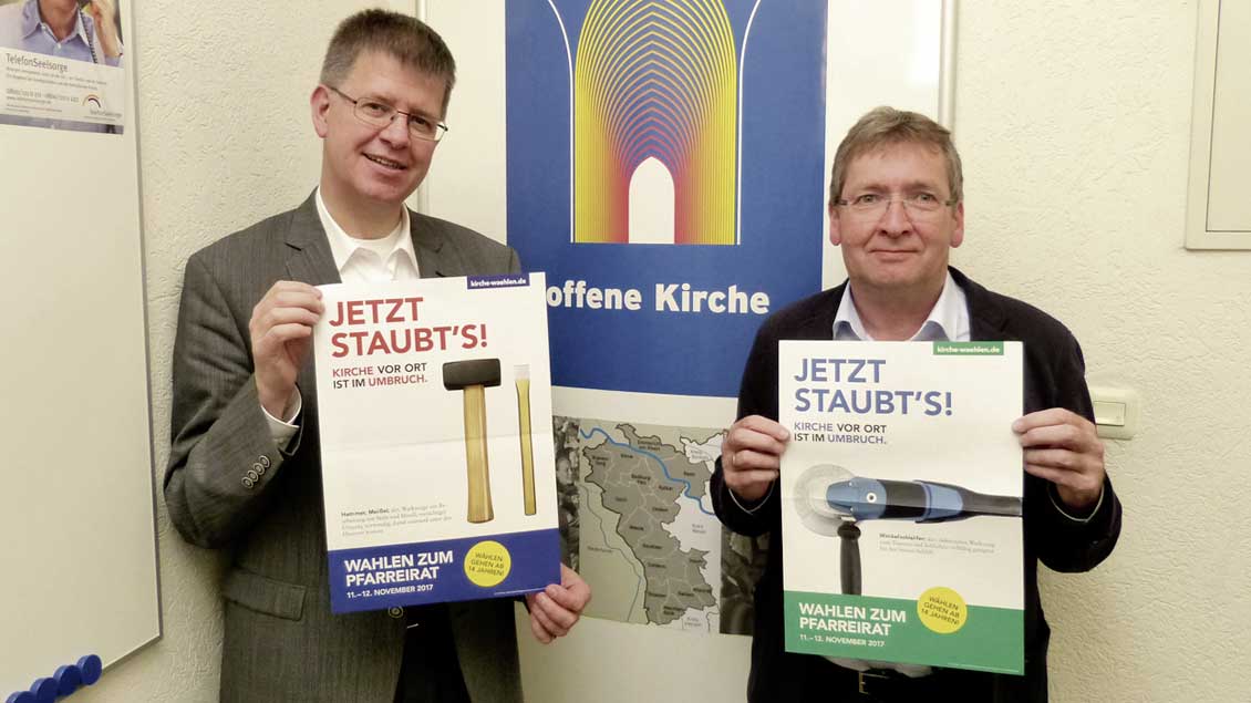 Kreisdechant Johannes Mecking (links) und Kreisdekanatsgeschäftsführer Hubert Lemken auf Kandidatensuche. 