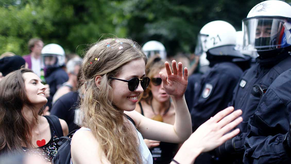 Es geht auch friedlich: Während der Demonstration „Hamburg zeigt Haltung“ tanzt diese junge Frau vor den Polizisten. Auch das kirchliche Bündnis „Global gerecht gestalten“ nahm teil. 