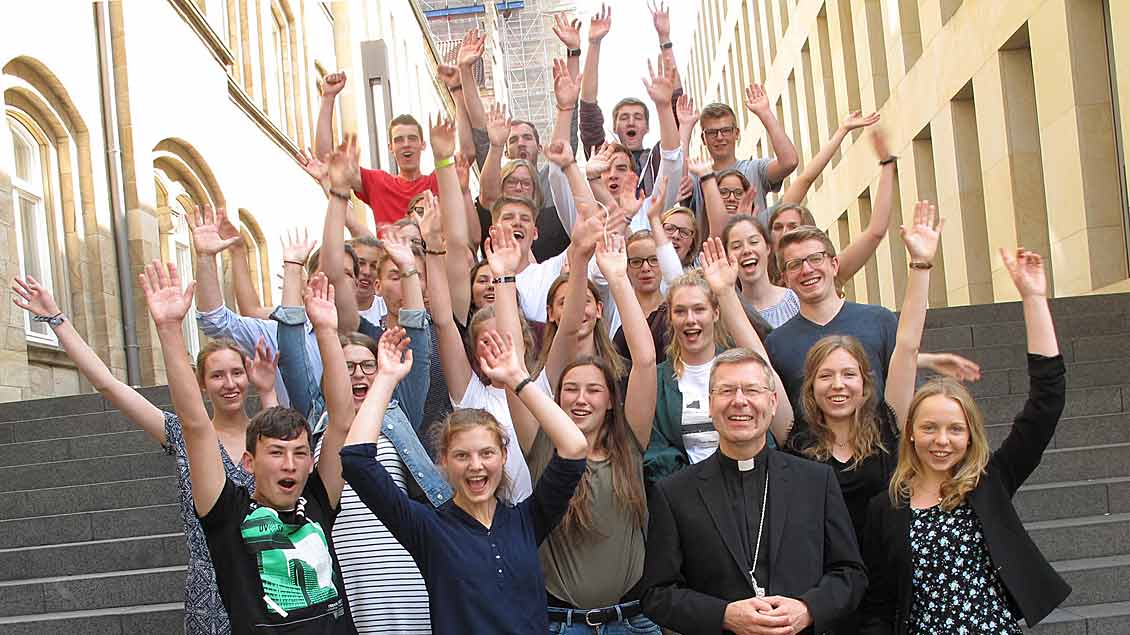 Die diesjährigen Auslandsfreiwilligen des Bistums Münster mit Weihbischof Stefan Zekorn. 