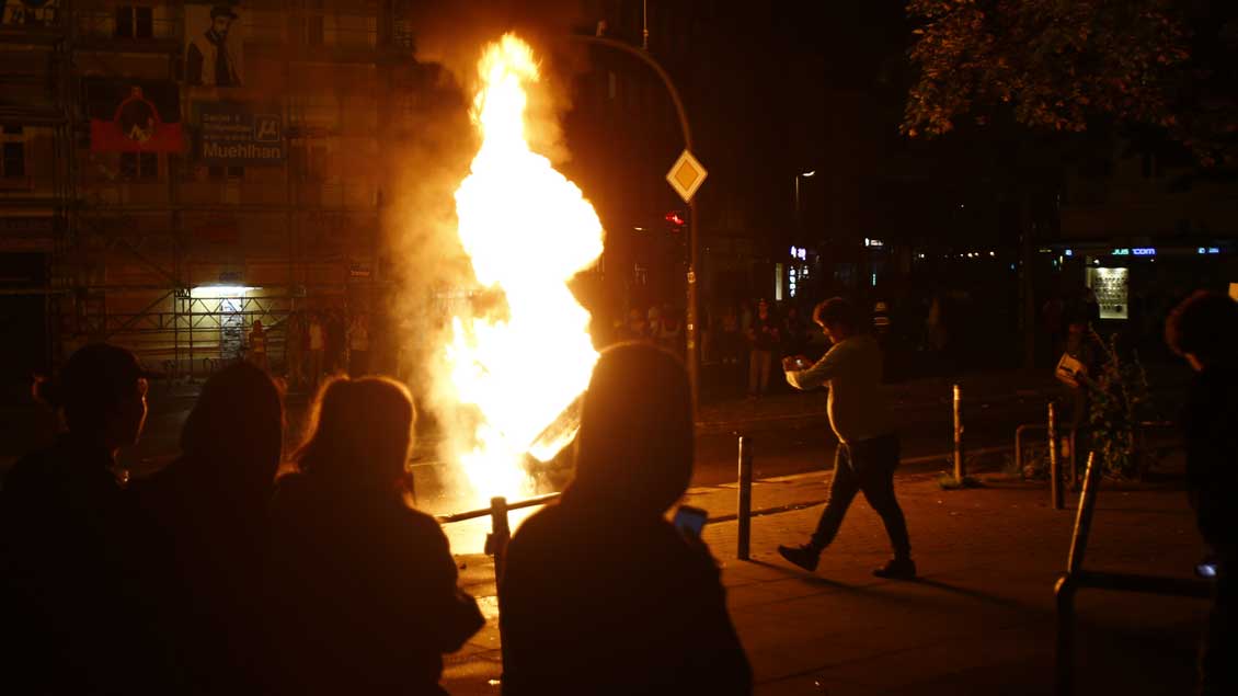 Brennende Mülleimer waren noch harmlos. Die Gewalt in Hamburgs Straßen während des G20-Gipfels kritisieren Kirche und Politik nach der dritten Krawallnacht