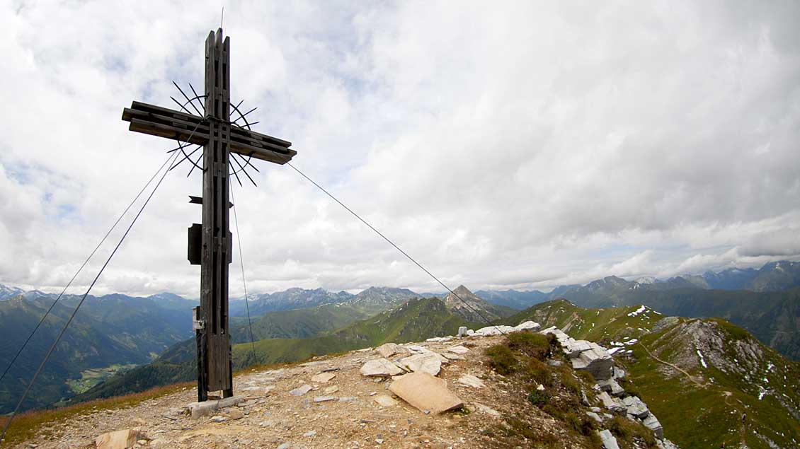 Gipfelkreuz in den österreichen Alpen im Lungau.