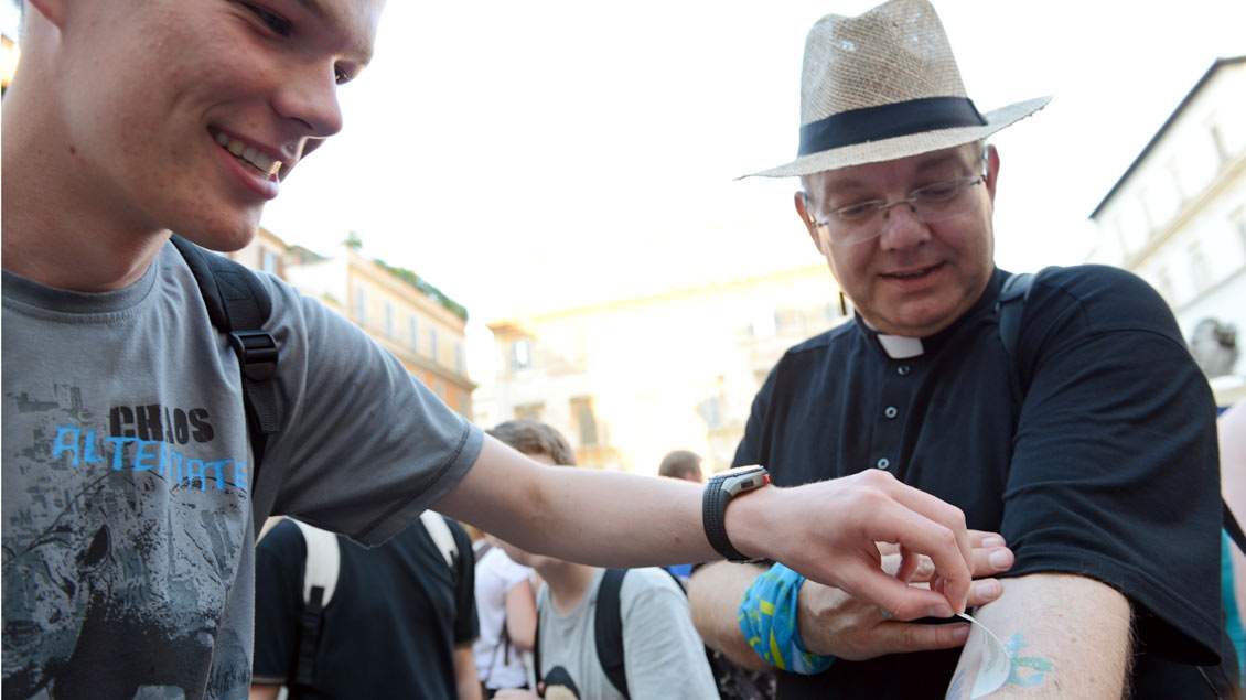 Keine Berührungsängste: Münsters Weihbischof Christoph Hegge (rechts) bei der Ministrantenwallfahrt 2014 nach Rom. Hegge gehört zur Jugendkommission der Deutschen Bischofskonferenz.