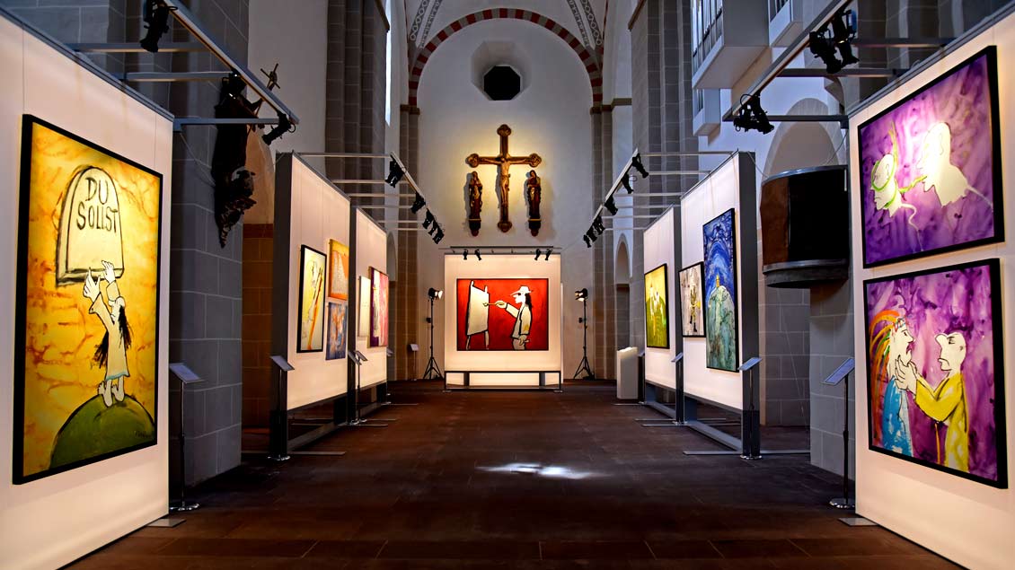 Blick in die Ausstellung „Zehn Gebote“ von Udo Lindenberg in der Paderborner Gaukirche.