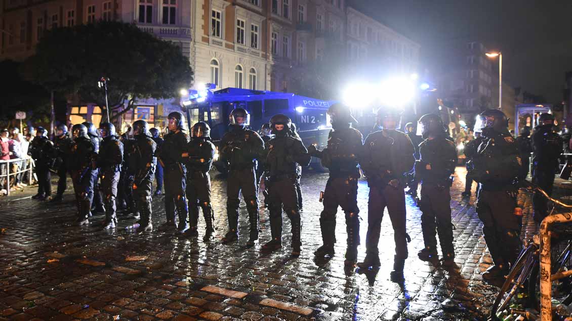Eine Absperrkette der Polizei im Schanzenviertel während des G20-Gipfels in Hamburg.