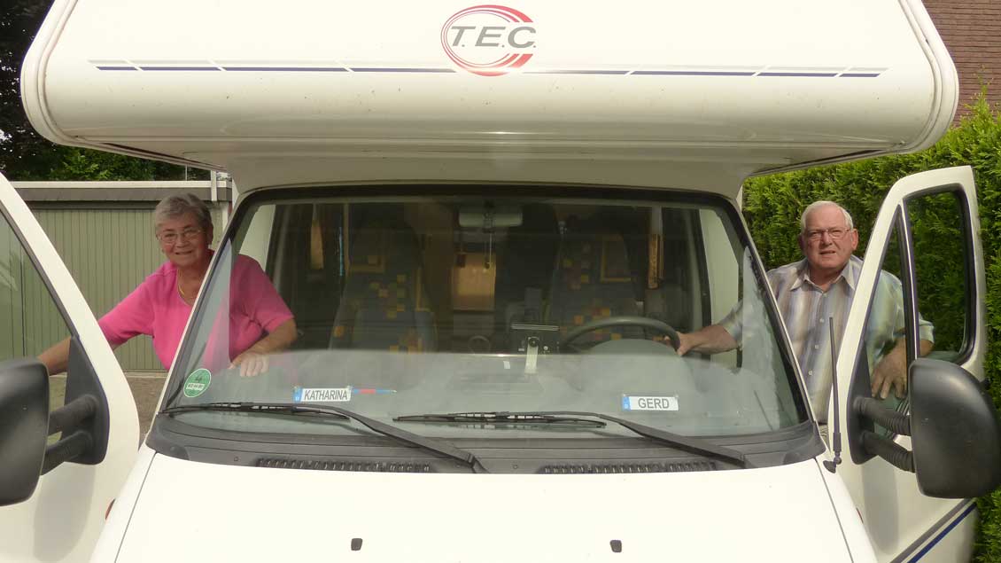 Käthe und Gerd Völlings besteigen ihren Fiat TEC, mit dem sie schon einige Pilgerreisen unternommen haben. Diesmal geht es zur Arnold-Janssen-Reisemobilwallfahrt nach Goch, die in diesem Jahr zum zehnten Mal veranstaltet wird.