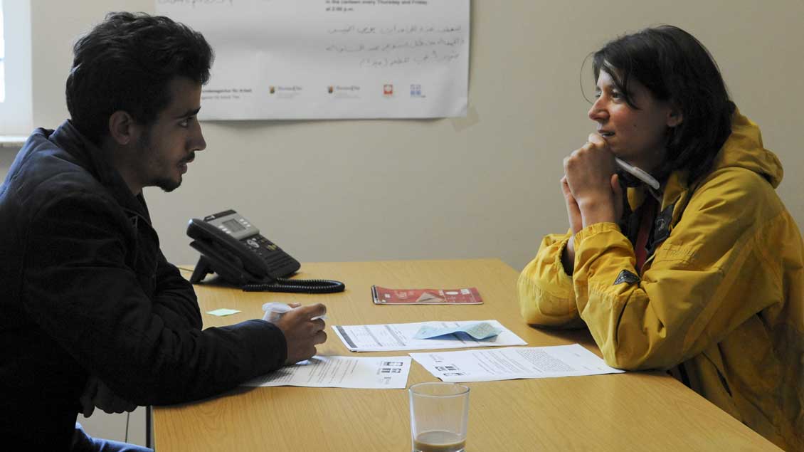 Ein syrischer Flüchtling im Gespräch mit einer Beraterin.