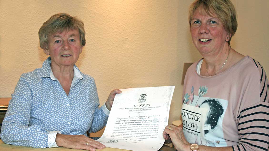 Agnes Oevermann (rechts) und Elisabeth Ruholl, mit der Gründungsurkunde der Dammer Frauengemeinschaft.