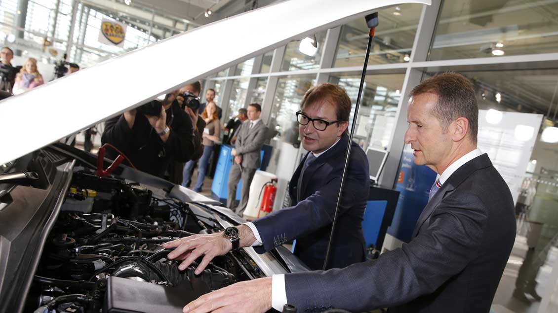 Bundesverkehrsminister Alexander Dobrindt (CSU, links) und Herbert Diess, Markenchef von Volkswagen, vor einem VW-Dieselmotor.