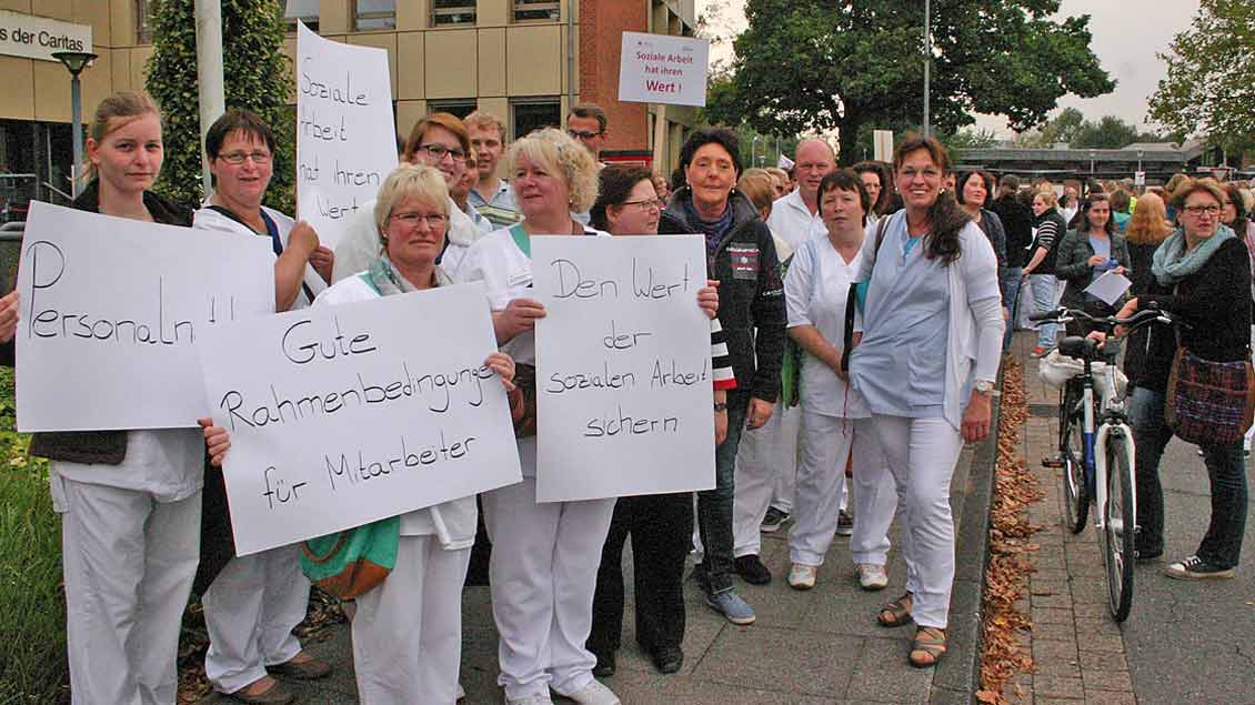 Pflegekräfte der Caritas demonstrieren 2014 in Vechta, als für ihre Berufsgruppe keine höheren Löhne gezahlt werden sollten.