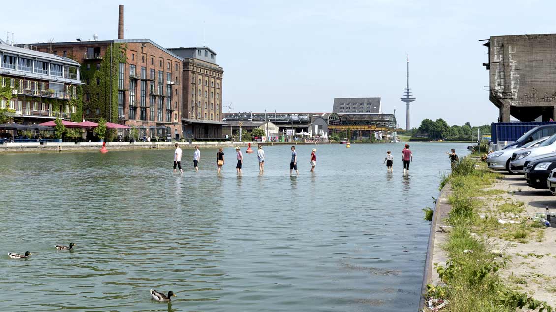 Ayşe Erkmen: „On Water“ in Münsters Hafen, Skulptur Projekte 2017.