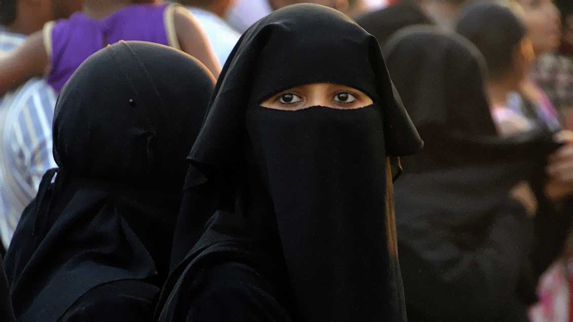 Muslimische Frau mit Niqab.