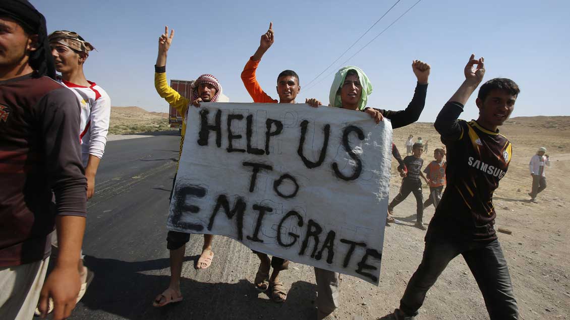 Jesidische Flüchtlinge demonstrieren 2014 an der irakisch-syrischen Grenze.
