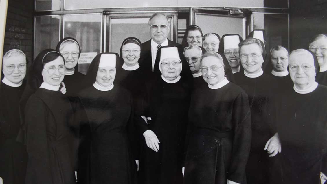 1989 besuchte der damalige Bundeskanzler Helmut Kohl den Konvent der Mauritzer Franziskanerinnen am St.-Sixtus-Hopital in Haltern, um sich bei den Schwestern zu bedanken.