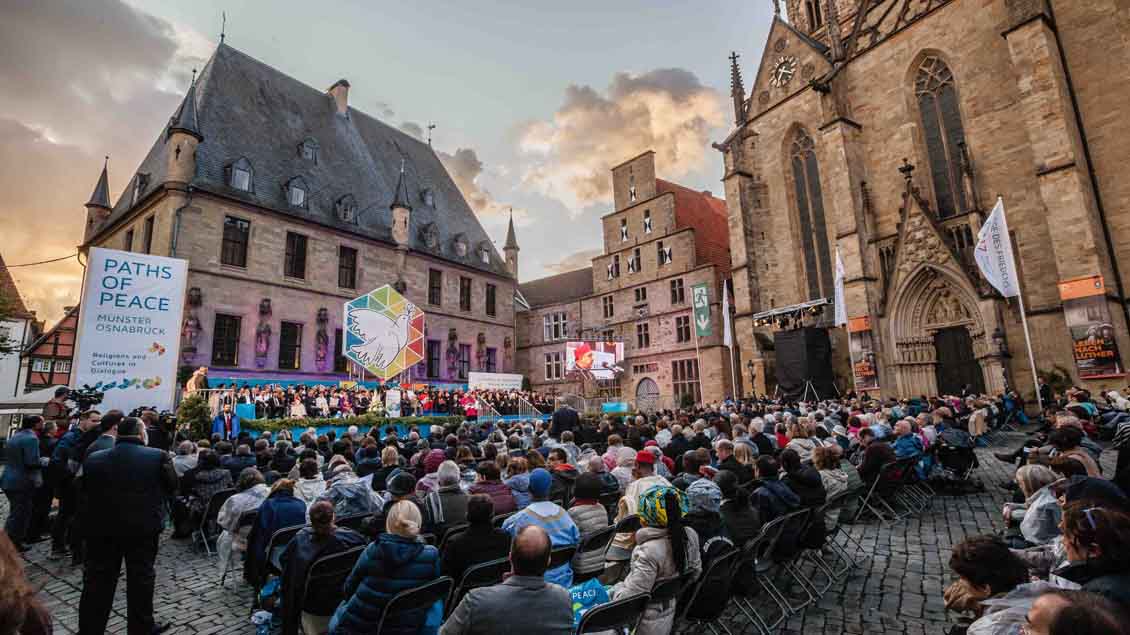 Vor dem historischen Rathaus in Osnabrück endete das Weltfriedenstreffen | Foto: Christof Haverkamp