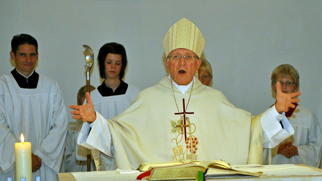 Der Würzburger Bischof Ulrich Boom leitet als Diözesan-Administrator das Bistum Würzburg. Unser Bild zeigt ihn bei einem Besuch in seiner Heimat Ahaus-Alstätte nach seiner Bischofsweihe 2009.
