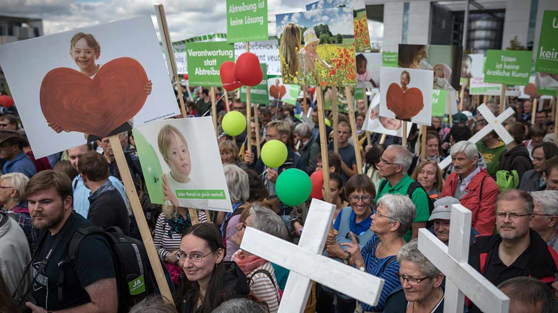 Rund 7.500 Menschen haben nach Angaben der Veranstalter am Samstag beim 13. Berliner „Marsch für das Leben“ gegen Abtreibung und aktive Sterbehilfe demonstriert.