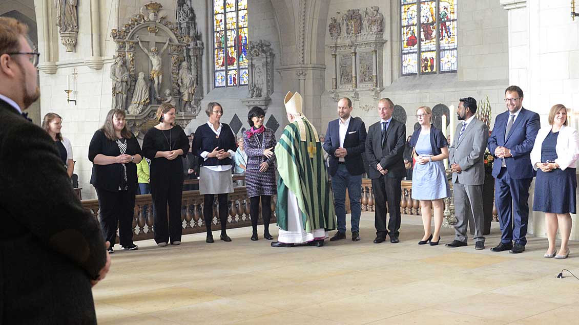 Bischof Felix Genn gratuliert den neuen Pastoralreferenten während der Beauftragungsfeier im St.-Paulus-Dom in Münster.