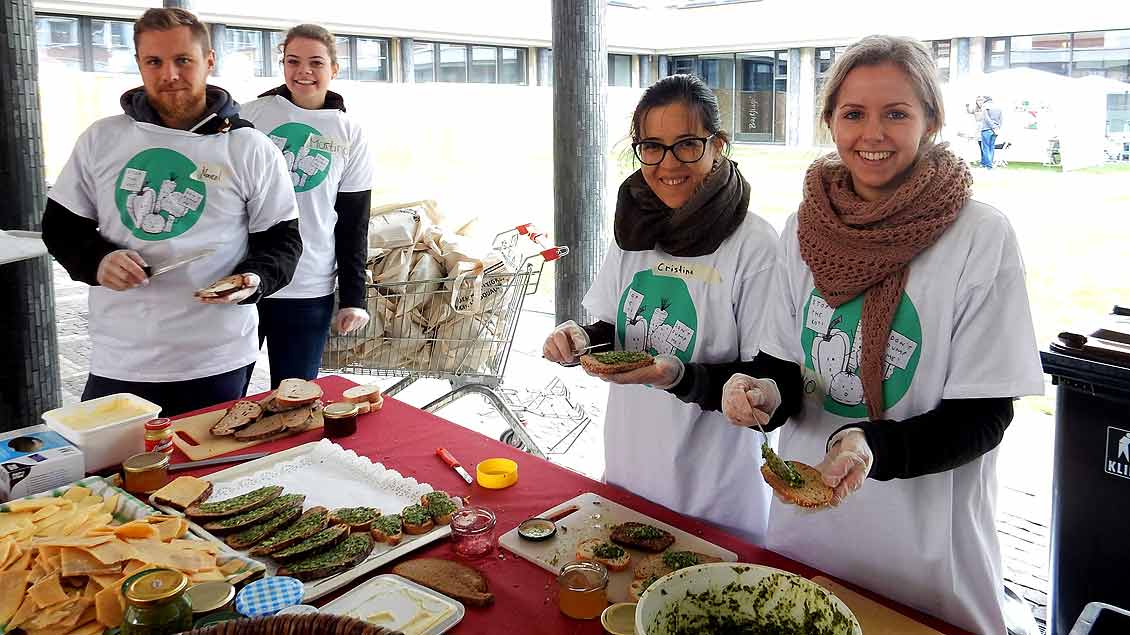 Rund 100 Freiwillige wie diese jungen Leute halfen bei den Vorbereitungen für die „Speisung der 5.000“.