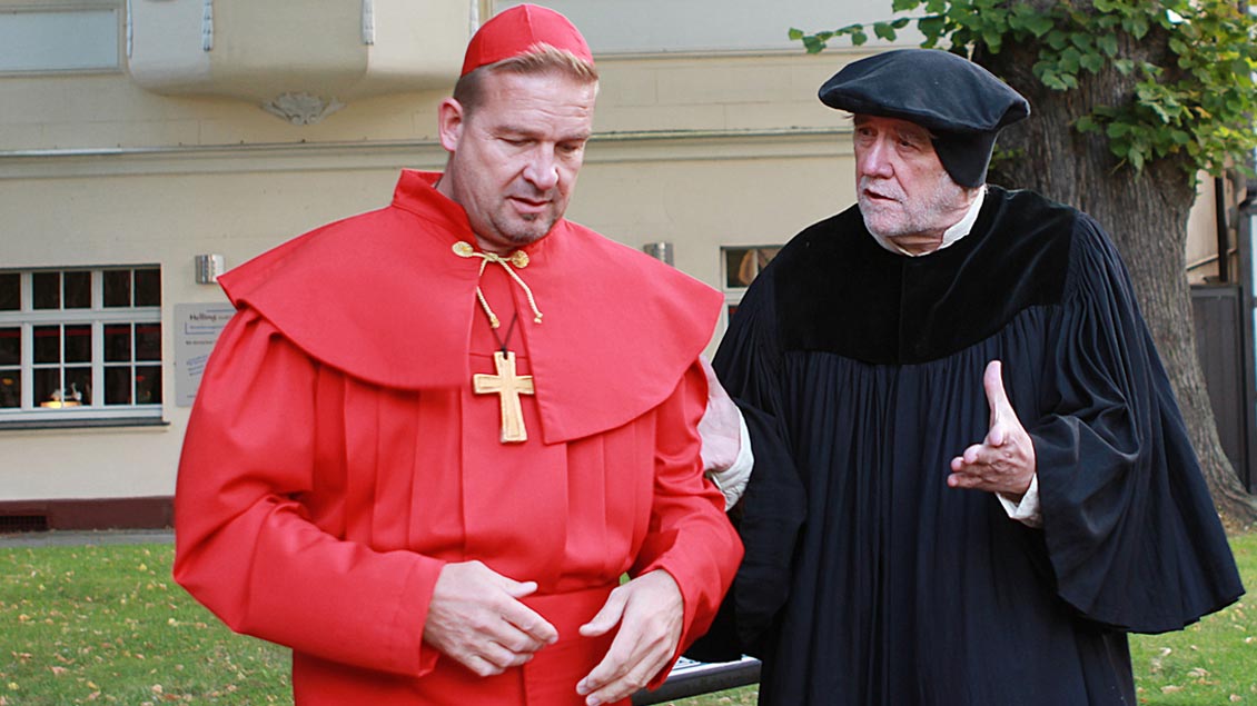 Eine Szene des Stadtspiels: Martin Luther (gespielt von Gottfried Forstmann) beim Verhör mit Kardinal Cajetan (dargestellt von Thomas Henning).