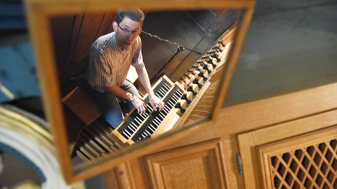 Kirchenmusiker Andreas Müller an der Orgel in der Klosterkirche Marienfeld