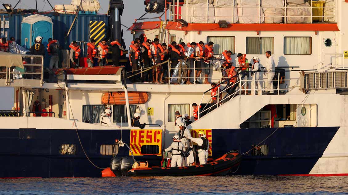 Das Rettungsschiff „Phoenix“ der Initiative MOAS rettet Flüchtlinge, hier im August 2017.