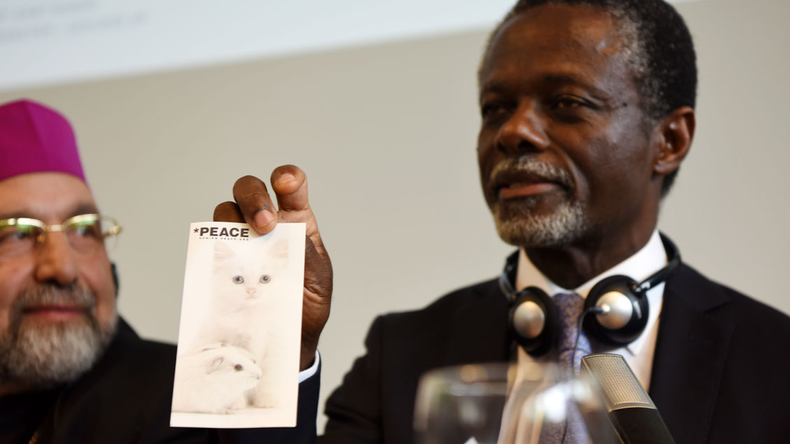 Tom und Jerry mal anders: Für Parfait Onanga-Anyanga, den Sondergesandten der UN für die Zentralafrikanische Republik, ist das Bild der friedlichen Katze neben der Maus symbolträchtig. | Foto: Michael Bönte