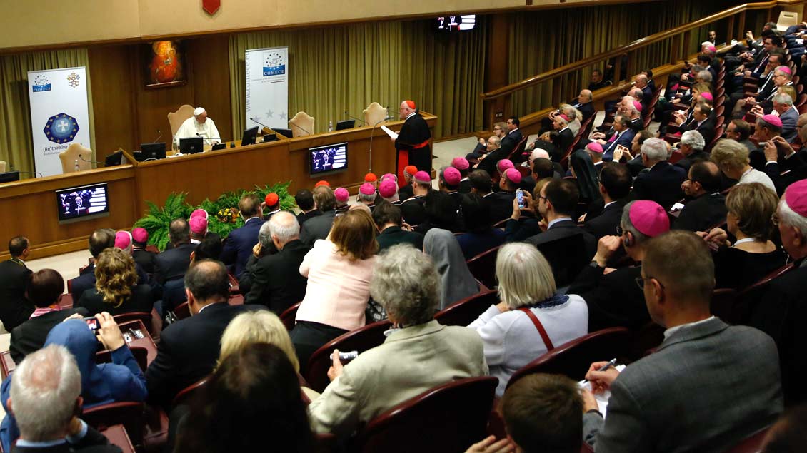 Papst Franziskus hört während des Kongresses im Vatikan der Rede von COMECE-Präsident Kardinal Reinhard Marx zu.