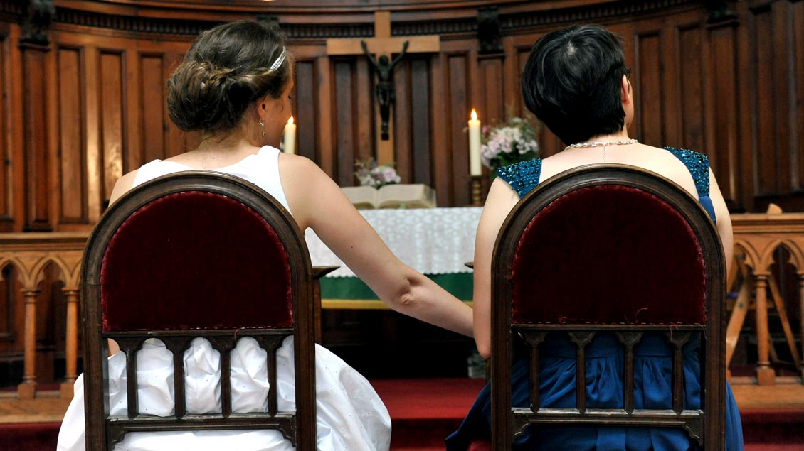 Ein Frauenpaar bei ihrer Segnung in einer protestantischen Kirche in Frankreich.