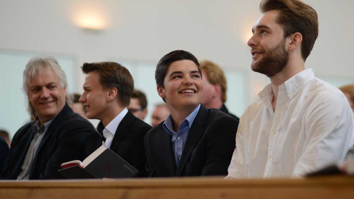 Jugendliche in einem Gottesdienst.