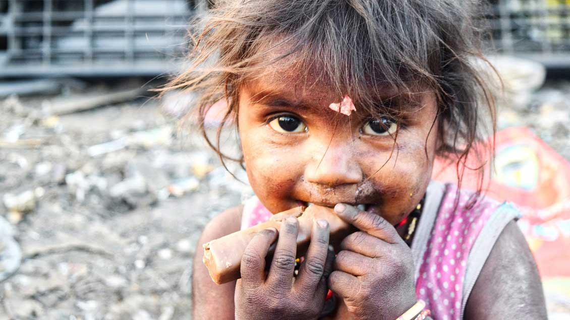 Mädchen in einem Slum in Indien.