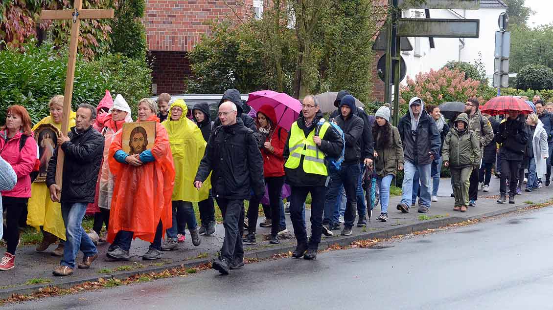 Mit Cape und Regenschirmen nach Telgte unterwegs: Die Pilger auf der internationalen Jugendwallfahrt aller Muttersprachler im Bistum Münster.