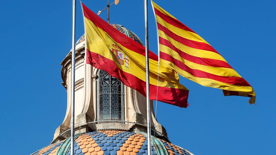Die spanische und die katalanische Flagge wehen am Tag nach der Erklärung der Unabhängigkeit Kataloniens noch nebeneinander am Sitz des Regionalparlaments.