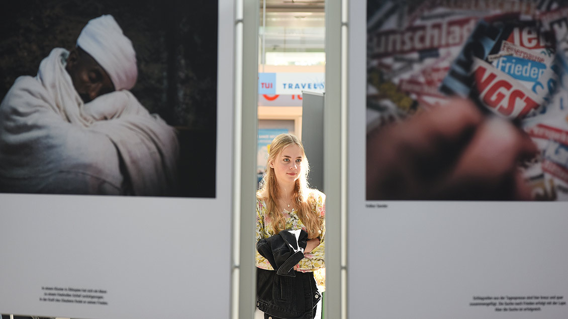 Interessierte Betrachterin der Ausstellung. | Foto: Michael Bönte