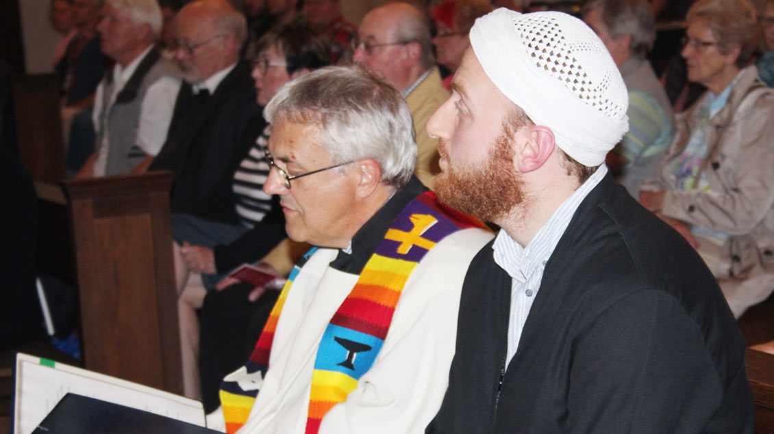 Pfarrer Ludger Ernsting (links) hofft auf viele Gebetstexte.