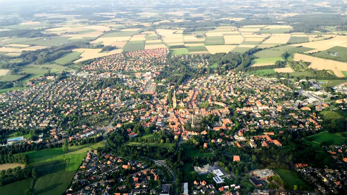 Typisch Münsterland: Weite Felder, grüne Landschaft und die Kirche im Zentrum der Ortschaften - hier Billerbeck im Kreis Coesfeld.