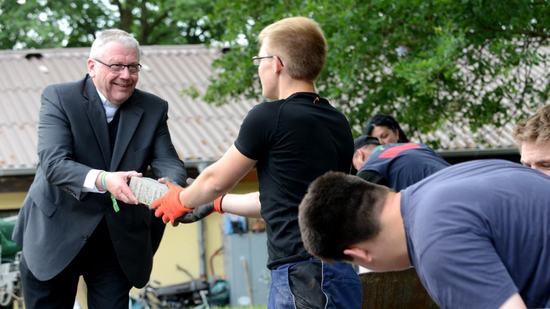 Einer, der anpackt: Weihbischof Dieter Geerlings bei der 72-Stunden-Aktion des BDKJ 2013 an einem Asylbewerber-Heim in Haltern.
