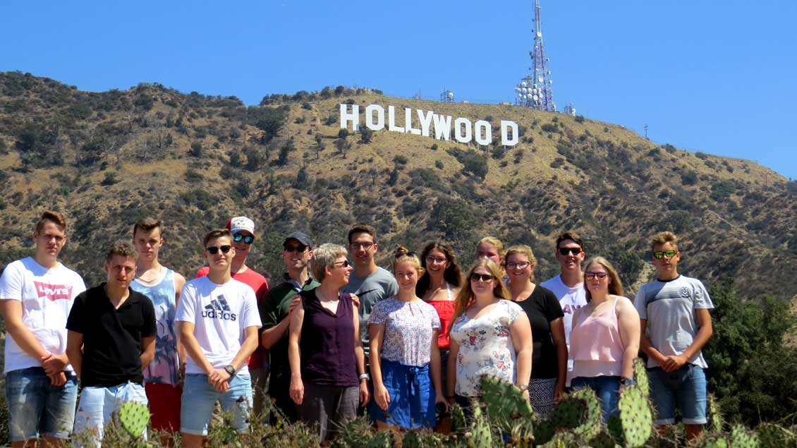 Die Gruppe der Xantener Messdiener vor den berühmten „Hollywood“-Buchstaben in Los Angeles.
