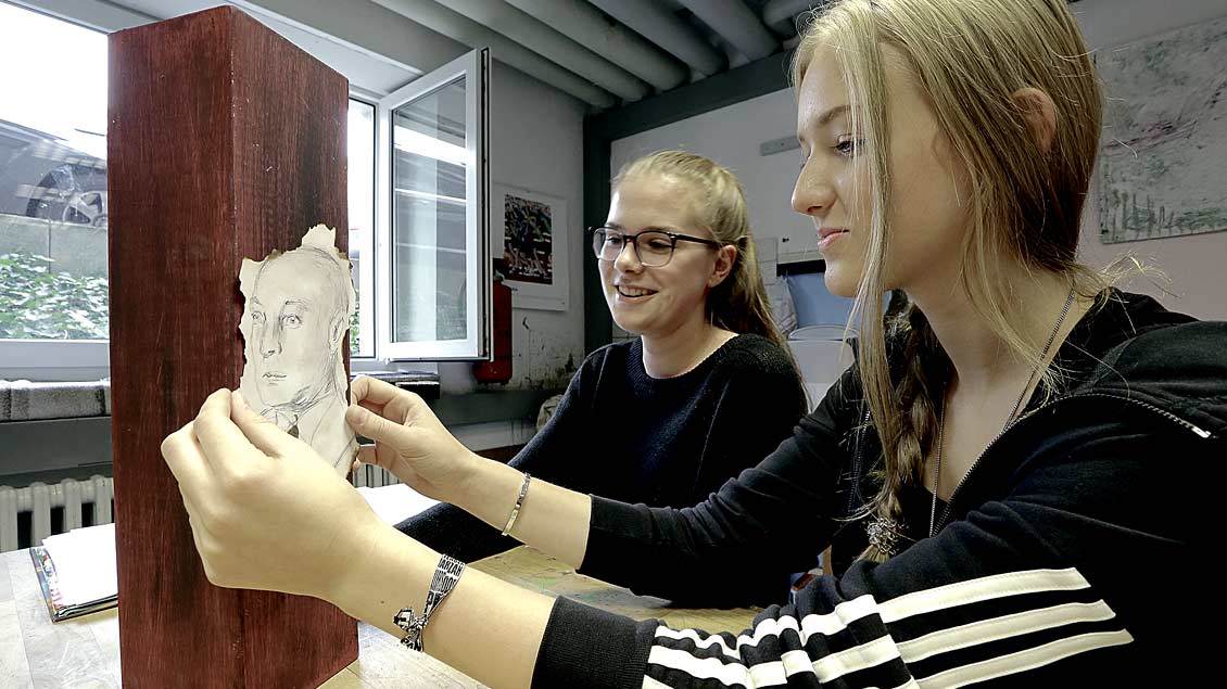 Schülerinnen der Marienschule in Xanten erstellen eine Stele über den einstigen jüdischen Mitbürger Sally Bruckmann.