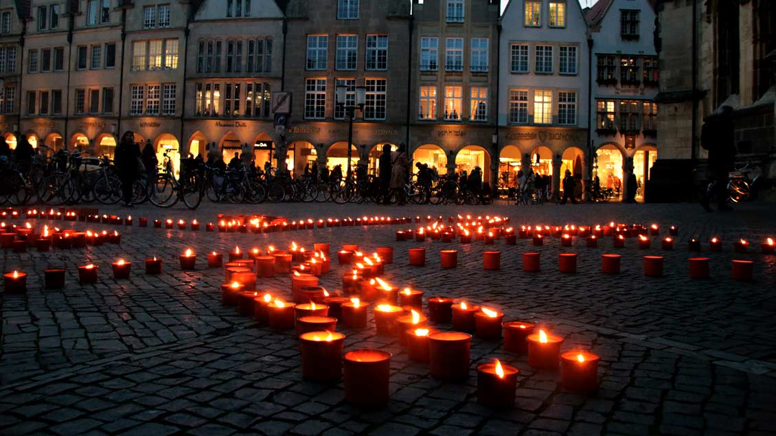 Brennende Kerzen wie hier in Münster erinnern bei der Aktion „1 Million Sterne“ an das Schicksal von Kindern, die von Syrien in den Libanon geflüchtet sind.