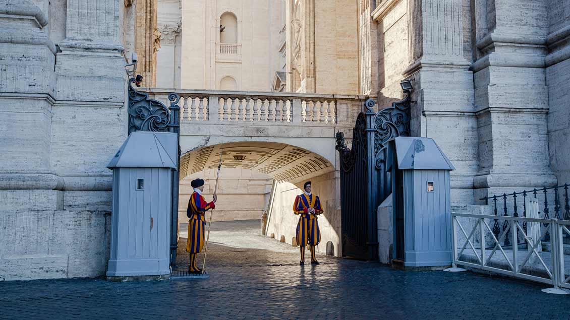 Schweizer Gardisten bewachen den Eingang zum Vatikangelände direkt neben dem Petersdom.