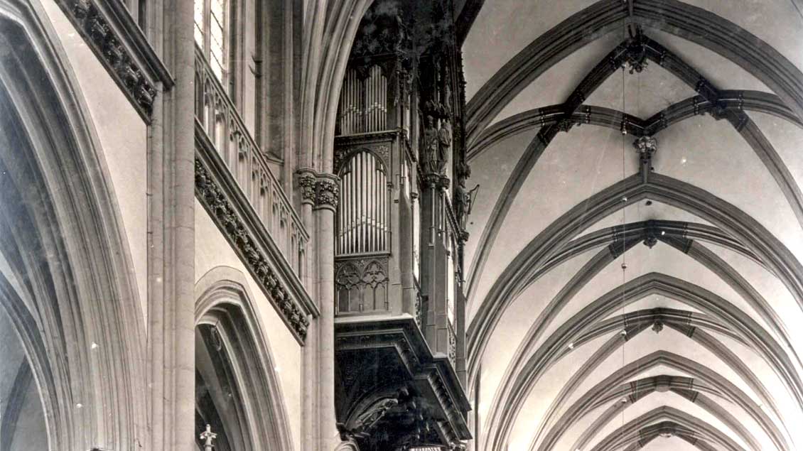 Die erste Schwalbennest-Orgel im Xantener Dom wurde bereits 1530 erwähnt. Dieser Orgelprospekt stammt von 1870.