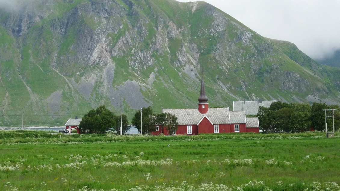 In den Weiten Nordeuropas leben Katholiken ihren Glauben in großer Minderheit. Hier eine Kirche auf der Inselgruppe der Lofoten in Norwegen.