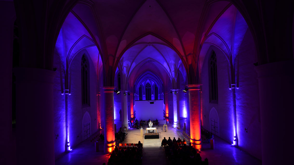 Musik, Lichteffekte, Filmausschnitte prägen neben Gebetem und Musik die Liturgische Revue der Jugendkirche „effata“.