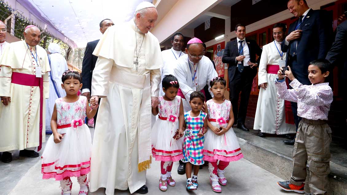 Am letzten Tag seiner Asienreise besuchte Papst Franziskus auch das Mutter-Teresa-Haus mit Kindern in Dhaka (Bangladesch).