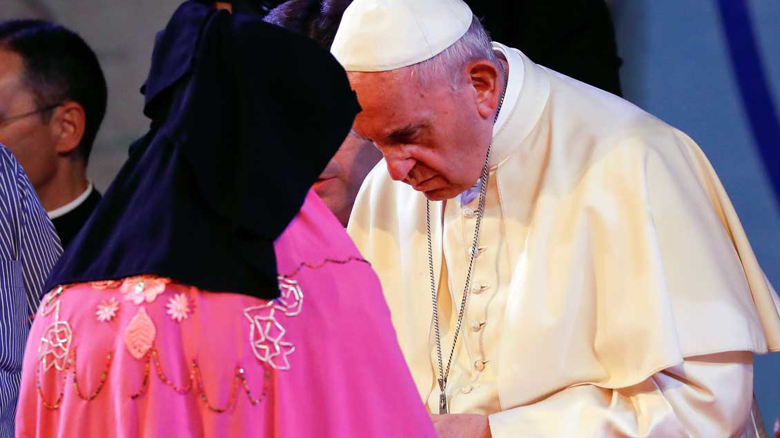 Papst mit Rohingya.