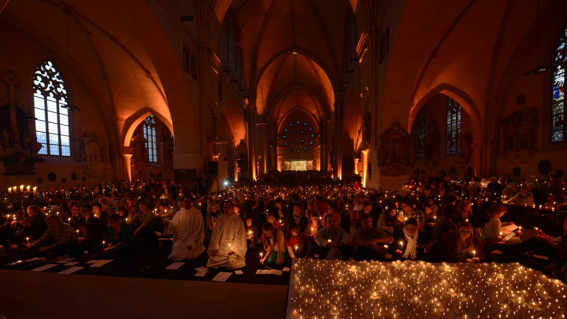 Viele Kerzen, meditative Gesänge, Stille und Gebet: Das macht die Gottesdienste der ökumenischen Gemeinschaft von Taizé so beliebt - wie hier bei einem Taizégebet während des Domjubiläums 2014 in Münster.