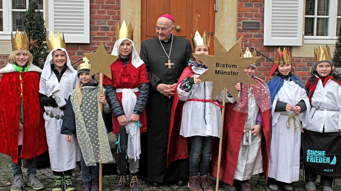 Acht Mädchen und Jungen aus der Pfarrei Liebfrauen-Überwasser besuchten Bischof Felix Genn im Bischofshaus.
