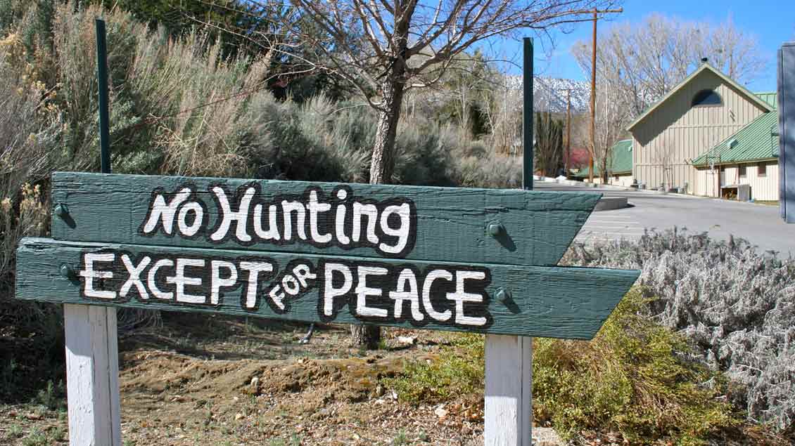 „No Hunting except for Peace“ - „Jagen verboten - außer nach Frieden.“ Schild am Eingang der Benediktinerabtei St. Andrew's in Valyermo / Kalifornien (USA).